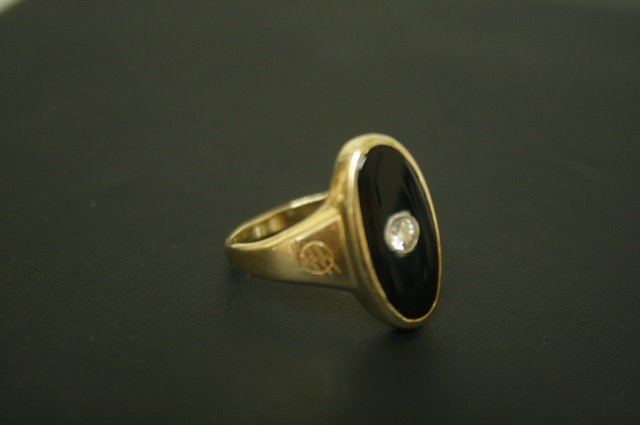 ANTIQUE DIAMOND ONYX RING 14K GOLD 5.9 GRAMS: 18MM X15MM TOP MOUNTED WITH A 10 POINT DIAMOND. SIZE 7 WEIGHS 5.9 GRAMS. EXCELLENT USED CONDITION