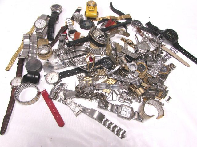 WATCH LOT QUARTZ WIND HELBROS SHARP BULOVA TIMEX: 25.145 LOT OF WATCHES. QUARTZ, & WIND UP MOVEMENTS. TIMEX, SHARP, SEIKO, HELBROS, PULSAR, PIERRE CARDIN, JULES JURGENSEN, UNITED FEATURES SNOOPY, LOTS OF PARTS.