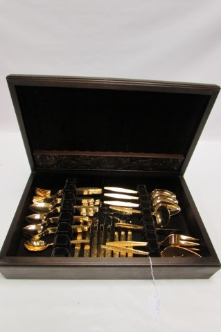 ROGERS 1847 FLATWARE SET GOLDEN CARINO NIB: 357.3 GOLD PLATED FLAT WARE SET. 56 PIECES. INCLUDES WOOD CASE. EXCELLENT CONDITION.