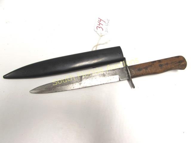 LUFTWAFFE BOOT KNIFE CONCEALED DAGGER: 310.33 LUFTWAFFE BOOT KNIFE. WOOD HANDLE, METAL SCABBARD. 6" BLADE, 10.5" OVERALL. GOOD CONDITION.