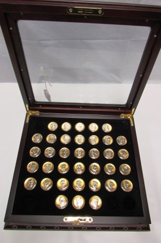 DOLLAR SET GOLD & PLATINUM PLATED PRESIDENTIAL: 5.326 GOLD & PLATINUM PLATED PRESIDENTIAL DOLLAR COIN SET IN WOOD & GLASS SHOWCASE. $36 FACE VALUE. ALL MINT, UNCIRCULATED. CASE IN EXCELLENT CONDITION.