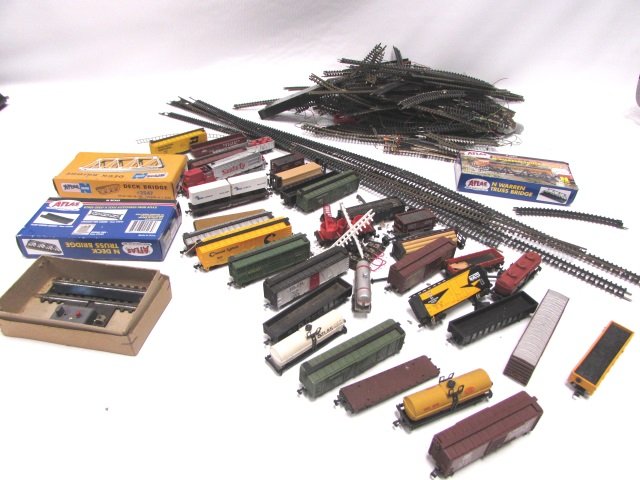 TOY TRAIN LOT TRACK TRUSS BRIDGE N GAUGE CARS RR: TOY TRAIN RAILROAD LOT. 100+ PIECES. ENGINE, VARIOUS CARS, LOTS OF TRACK. GOOD CONDITION.