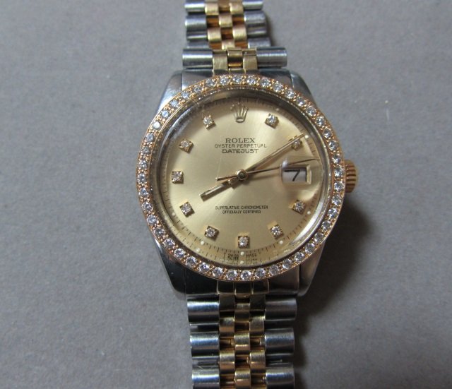 MANS ROLEX DATEJUST WATCH DIAMOND 18K & SS: ROLEX 1603 ORIGINAL CHAMPAGNE DIAMOND DIAL & CUSTOM 2.50 CARAT DIAMOND BEZEL. SERIAL 3,752,XXX GOOD RUNNING CONDITION. FULL BAND IN ABOUT 80% 18K GOLD & STAINLESS STEEL. NO BOX OR PAPERS.