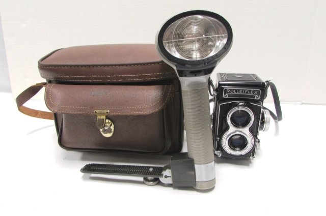 ROLLEIFLEX CAMERA VINTAGE FLASH LEATHER CASE: ROLLEIFLEX CAMERA, HEILAND FLASH ATTATCHMENT, & SUN VALLEY LEATHER CARRYING CASE. EXCELLENT CONDITION. CAMERA MODEL T 2194253. CARL ZEISS SYNCHRO - COMPUR, FRANKE & HEIDECKE.