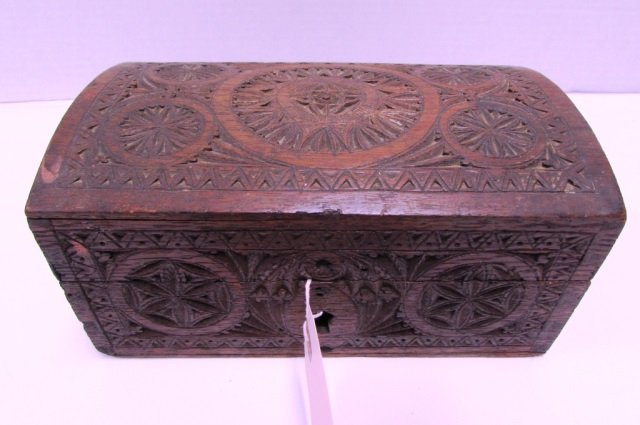 CARVED WOOD BOX 17th CENTURY JEWELRY ESCUTCHEON: LATE 17th CENTURY CARVED WOOD BOX. 4.5" TALL, 9.5" LONG, 6" WIDE. NO LOCK.