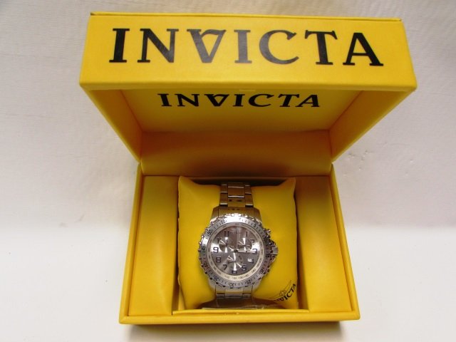 INVICTA SPECIALTY CHRONOGRAPH WATCH IN BOX SILVER: INVICTA 6620 WATCH. QUARTZ MOVEMENT, BRUSHED / POLISHED STAINLESS, TACHYMETER, UNIDIRECTIONAL ROTATING BEZEL, DAY / DATE, TRITNITE NIGHT GLOW. SCRATCH RESISTANT MINERAL CRYSTAL. INCLUDES BOX.