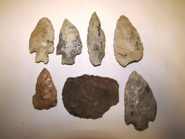 7PC ARROWHEAD LOT FLINT KNAPPED SCRAPER: LOT OF NATIVE AMERICAN INDIAN TOOLS. ARROW HEADS, SCRAPER, KNIFE, ETC. 7 pc. 2.25" - 3.5" TALL.