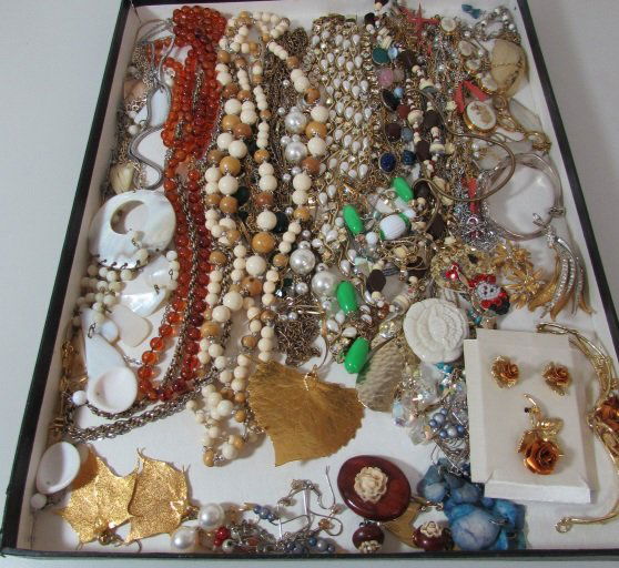 COSTUME JEWELRY LOT CORO SCARAB LENOX BSK: ASSORTED NECKLACES, BRACELETS, EARRINGS, PINS & PENDANTS. GENUINE CARVED STONE SCARAB BRACELET. LENOX WHEAT BRACELET & PIN. MID CENTURY CORO & BSK SETS.