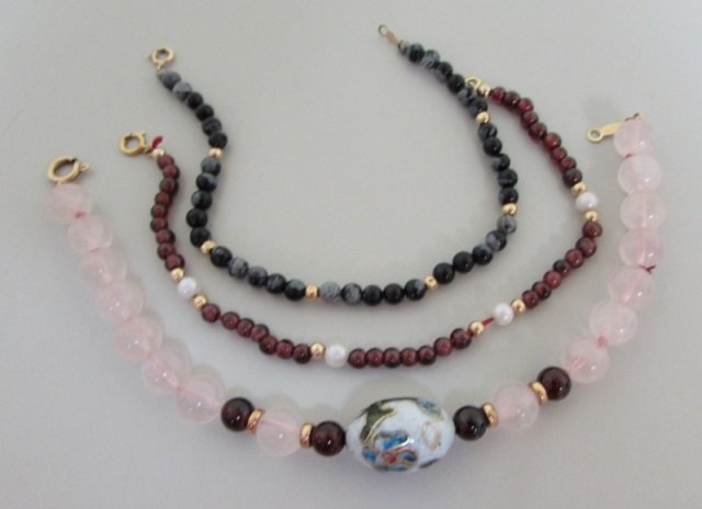 3 BRACELETS 14K GOLD ROSE QUARTZ BEADS GARNET: ALL WITH 14K GOLD FINDINGS: 7 3/4" ROSE 8mm, GARNET & 16mm cLOISONNE. 4.5mm PEARL & GARNET 7". 4.3MM VARIEGATED BLACK 7". ALL VINTAGE ESTATE.