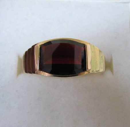 14K GOLD GARNET RING 7.4 GRAMS SIZE 12: 14K YELLOW GOLD GARNET RING 2.50 CARAT PRISMATIC CUT. SIZE 12, WEIGHS 7.4 GRAMS.