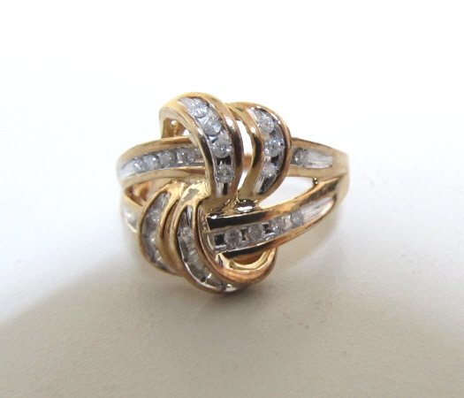 .35CT DIAMOND KNOT RING 10K GOLD SIZE 7: DIAMOND KNOT RING WITH .35 CARATS OF ROUND DIAMONDS 10K YELLOW GOLD RING SIZE 7. WEIGHS 4.5 GRAMS.