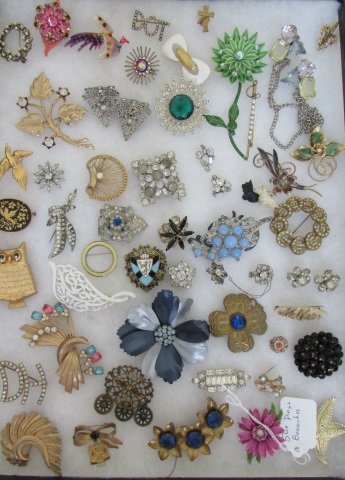 50+ PIN BROOCH FUR CLIP LOT ANTIQUE & VINTAGE: ASSORTED SHAPES & SIZES UP TO 5" LONG. CIRCA 1920 TO 1970. Art Deco Paste Rhinestone Pot Metal..............