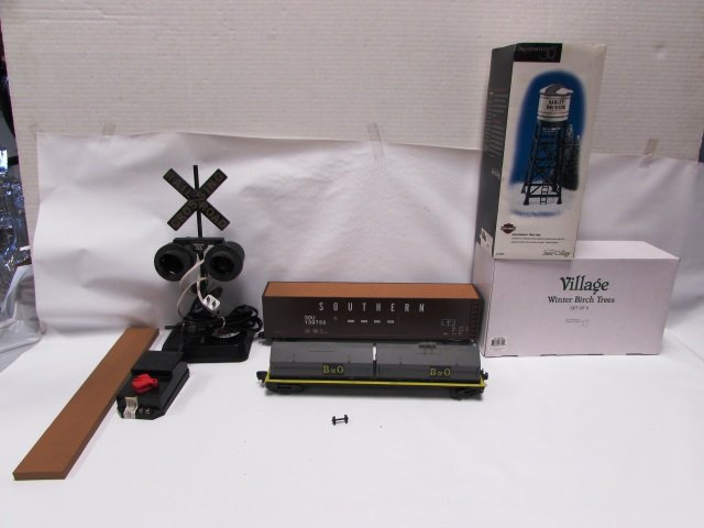 TOY TRAIN LOT HARLEY ACC CARS K-LINE PACIFIC RAIL: TOY TRAIN ACCESSORIES. HD WATER TOWER, NORTHERN PACIFIC SIGNAL, SOUTHERN / B & O CARS, VILLAGE WINTER BIRCH TREES. LARGEST CAR 15" LONG.