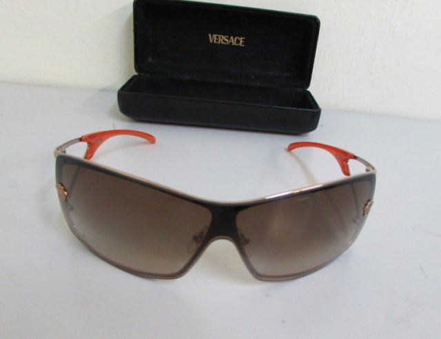 VERSACE SUNGLASSES & CASE 2048: VERSACE MOD. 2048 GLASSES IN CASE. NOT FACTORY CASE, GLASSES FIT, BUT TIGHT. 1052/13 120.