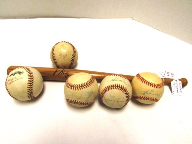 BASEBALL LOT SIGNED BALLS BAT RAMIREZ MINI SOX: 5 BALLS, 1 BAT w/ 11 AUTOGRAPHS. HANLEY RAMIREZ, OTHERS UNREADABLE.