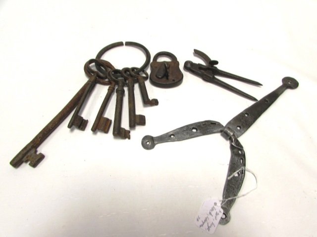 LOT OF KEYS LOCK HINGE COMPASS ANTIQUE METAL: COMPASS, DOOR HINGE, VARIOUS KEYS, & MILLER LOCK & KEY. 3.5" - 9" LONG.