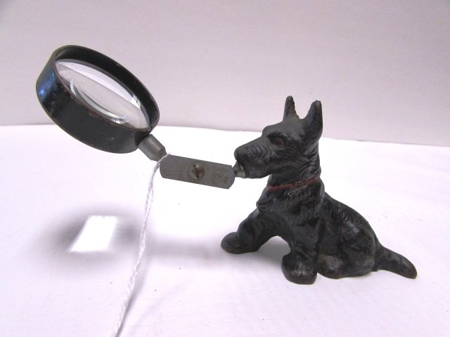 HUBLEY TERRIER MAGNIFYING GLASS SCOTTY PAPERWEIGHT: 3" TALL CAST IRON DOG w/ ADJUSTABLE MAGNIFYING GLASS.