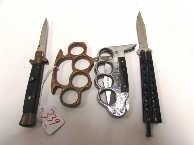 KNIFE LOT BRASS DUSTERS PAPERWEIGHT: LOT OF KNIVES, & BRASS KNUCKLES PAPER WEIGHT. BALISONG, PUSH-BUTTON AUTOMATIC BY HERBERTZ (NOT WORKING). 4 pc. 4.5" - 9" LONG.