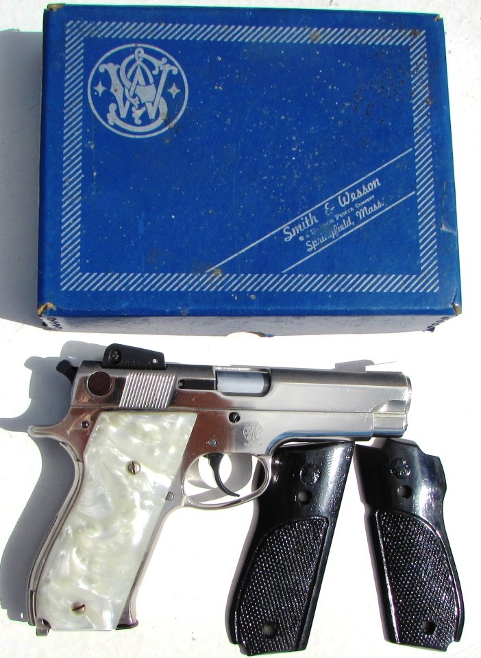 SMITH & WESSON 539 9mm PISTOL PEARL IN BOX: S&W MOD. 539 POLISHED STEEL HAND GUN. 9mm. SINGLE/DOUBLE ACTION, 4" BARREL, DECOCKER, ADJUSTABLE REAR SIGHT, PEARL & WOOD GRIPS. INCLUDES ORIG. BOX. (GUNS REQUIRE FFL, $50 SHIPPING & TRANSFER. SORRY, 