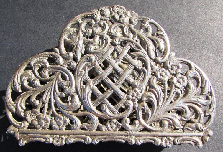 STERLING SILVER LETTER HOLDER DUTCH VANITY DESK: DUTCH STERLING SILVER LETTER HOLDER. 3.25" TALL, 4.5" LONG, 1" WIDE. 97 GRAMS. (SHIPPING FOR THIS ITEM IS $3).