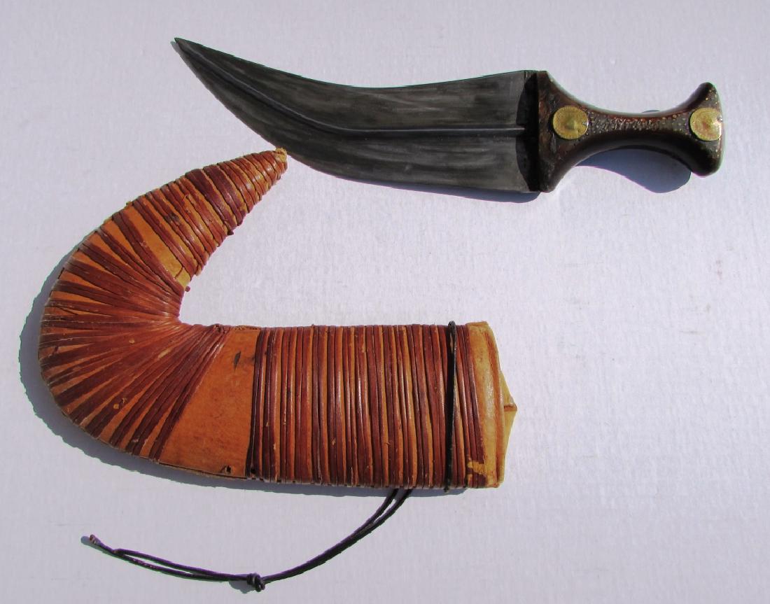 ARABIAN OMANJI KHANJAR KNIFE JANBIYA WOOD LEATHER: KHANJAR KNIFE w/ WOOD HILT, LEATHER SCABBARD. 8.5" BLADE, 13" OVERALL. (US SHIPPING FOR THIS ITEM IS $20).