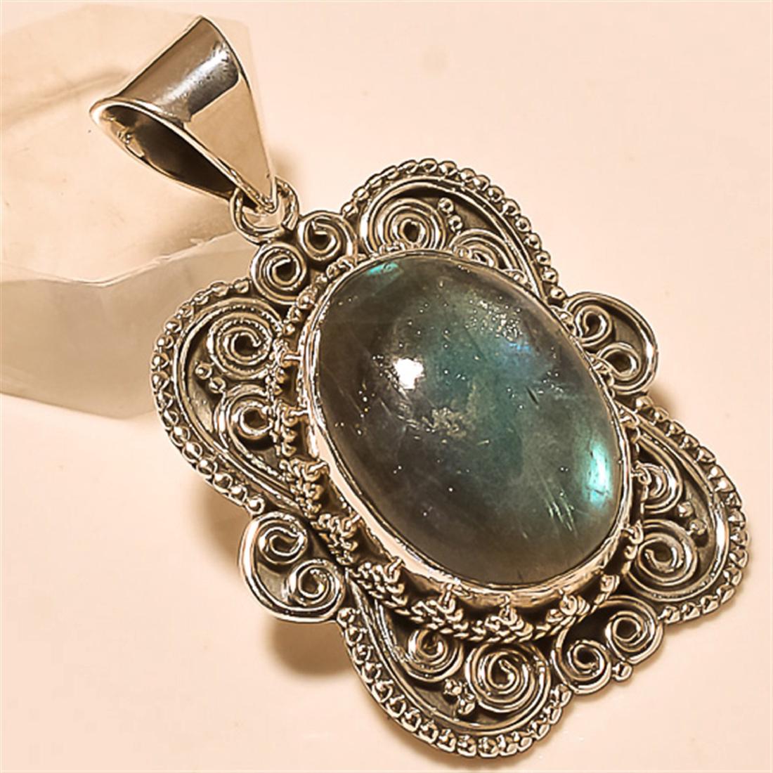 Labradorite Pendant Solid Sterling Silver: Labradorite Pendant Solid Sterling Silver Length:1.6 inch Weight:14 gram #P-021