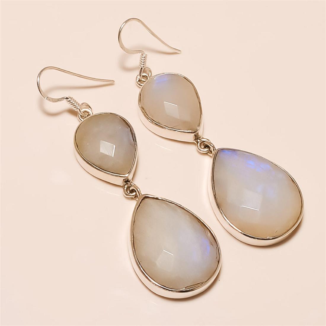 Moonstone Earring Solid Sterling Silver: Moonstone Earring Solid Sterling Silver Length:2 inch Weight:18 gram #E-143