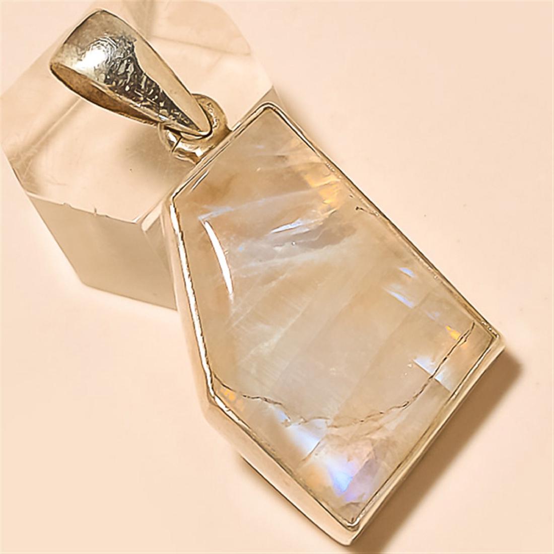 Moonstone Pendant Solid Sterling Silver: Moonstone Pendant Solid Sterling Silver Length:1.5 inch Weight:9 gram #P-024