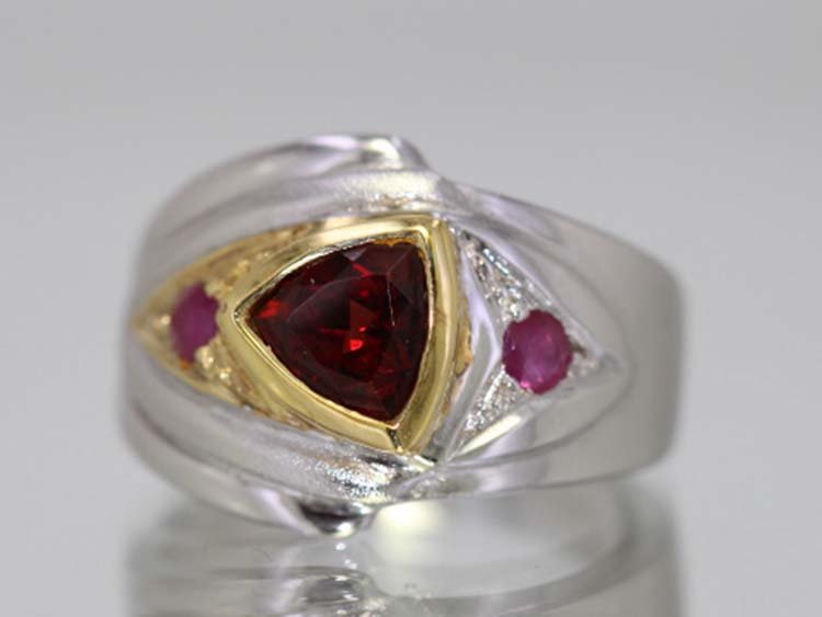 Sterling Silver .925 Garnet/Ruby Ring: Sterling Silver .925 Garnet/Ruby Ring