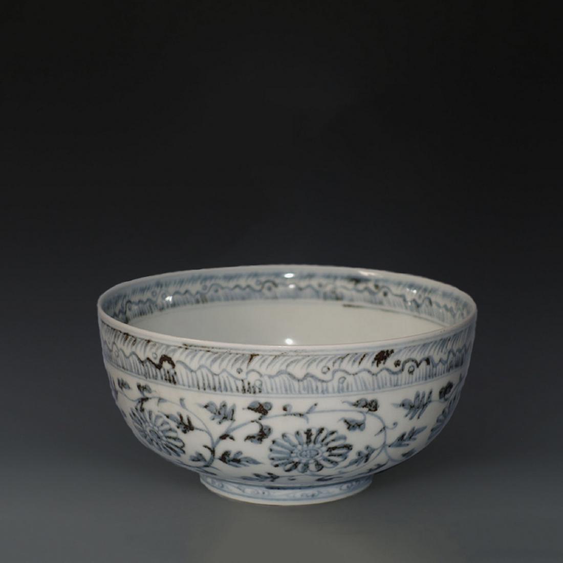 A HONGWU BLUE-AND-WHITE FOLIAGE BOWL (1 of 19)