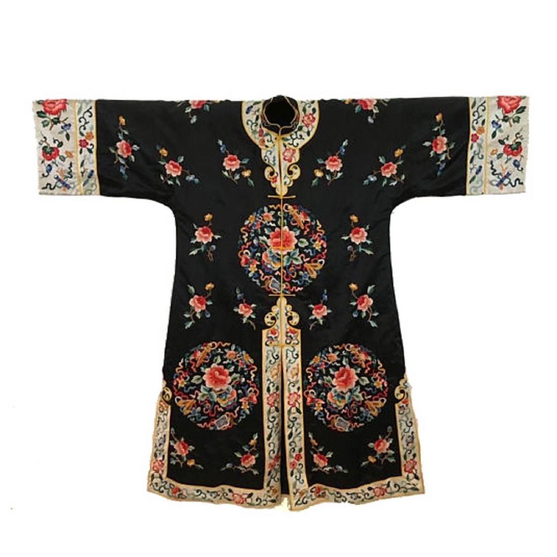 A CHINESE QING PERIOD EMBROIDERED SILK ROBE (1 of 9)