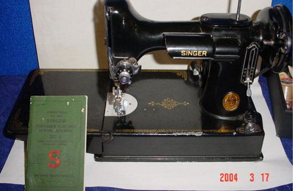 Singer featherweight sewing machine: Singer featherweight sewing machine, model 221-1, case, original book and attachments.