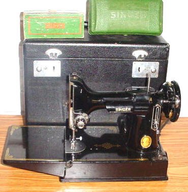Singer Featherweight Sewing Machine: Singer featherweight sewing machine with case, attachments & button holer, excellent condition