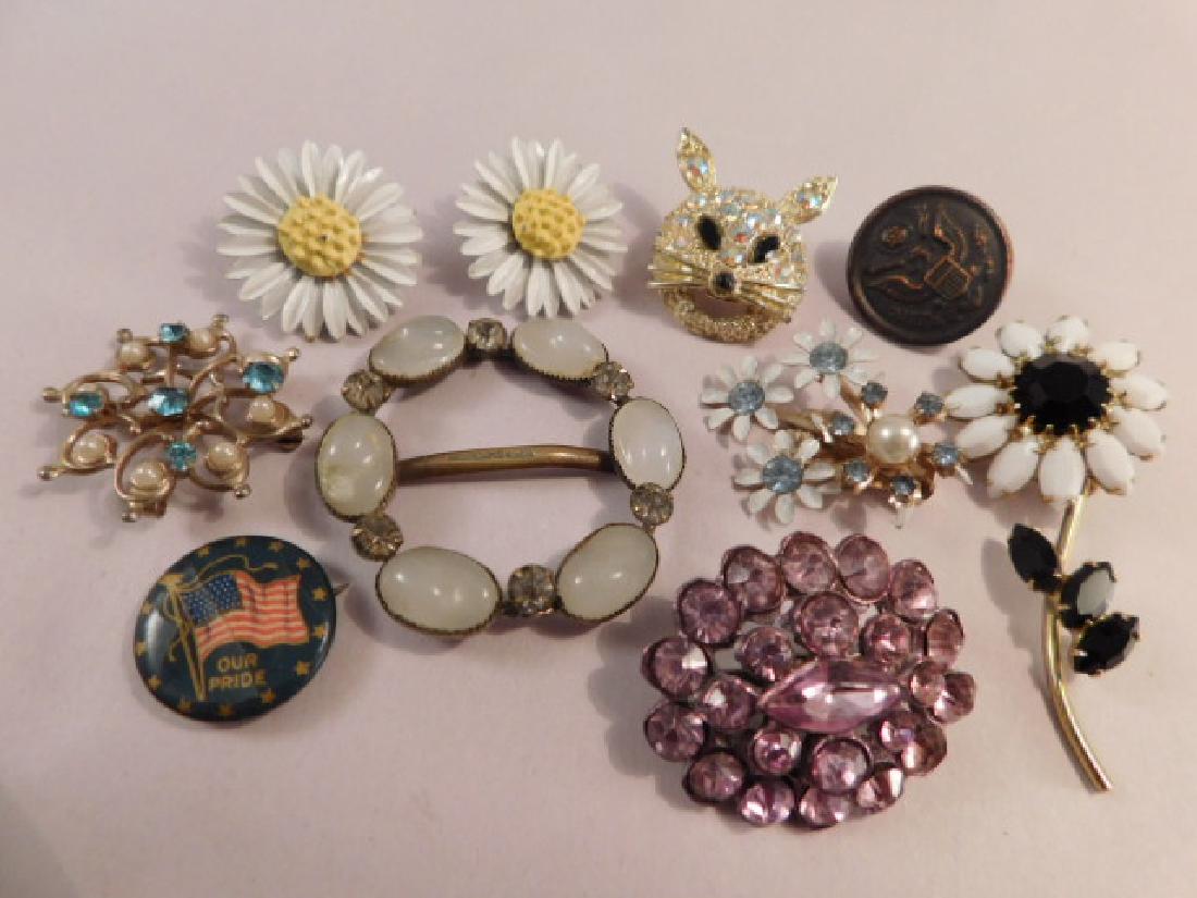 JEWELRY VINTAGE ANTIQUE BROOCHES / JEWELRY: Thank you for attending HATMAN AUCTIONS! This auction features early and rare Victorian Glass, Vintage Sewing Notions, Fenton, Hummel, Rock as well as modern collectible glass in the later lots of thi