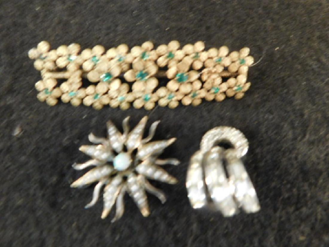 JEWELRY VINTAGE ANTIQUE BROOCHES / JEWELRY: Thank you for attending HATMAN AUCTIONS! This auction features early and rare Victorian Glass, Vintage Sewing Notions, Fenton, Hummel, Rock as well as modern collectible glass in the later lots of thi