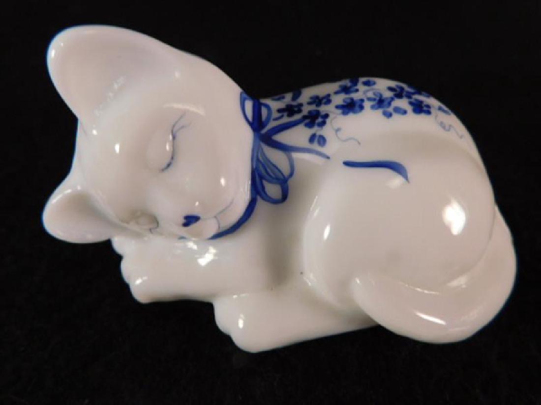 FENTON ART GLASS USA HANDPAINTED CUDDLE CAT WHITE: Thank you for attending HATMAN AUCTIONS! This auction features early and rare Victorian Glass, Vintage Sewing Notions, Fenton, Hummel, Rock as well as modern collectible glass in the later lots of thi