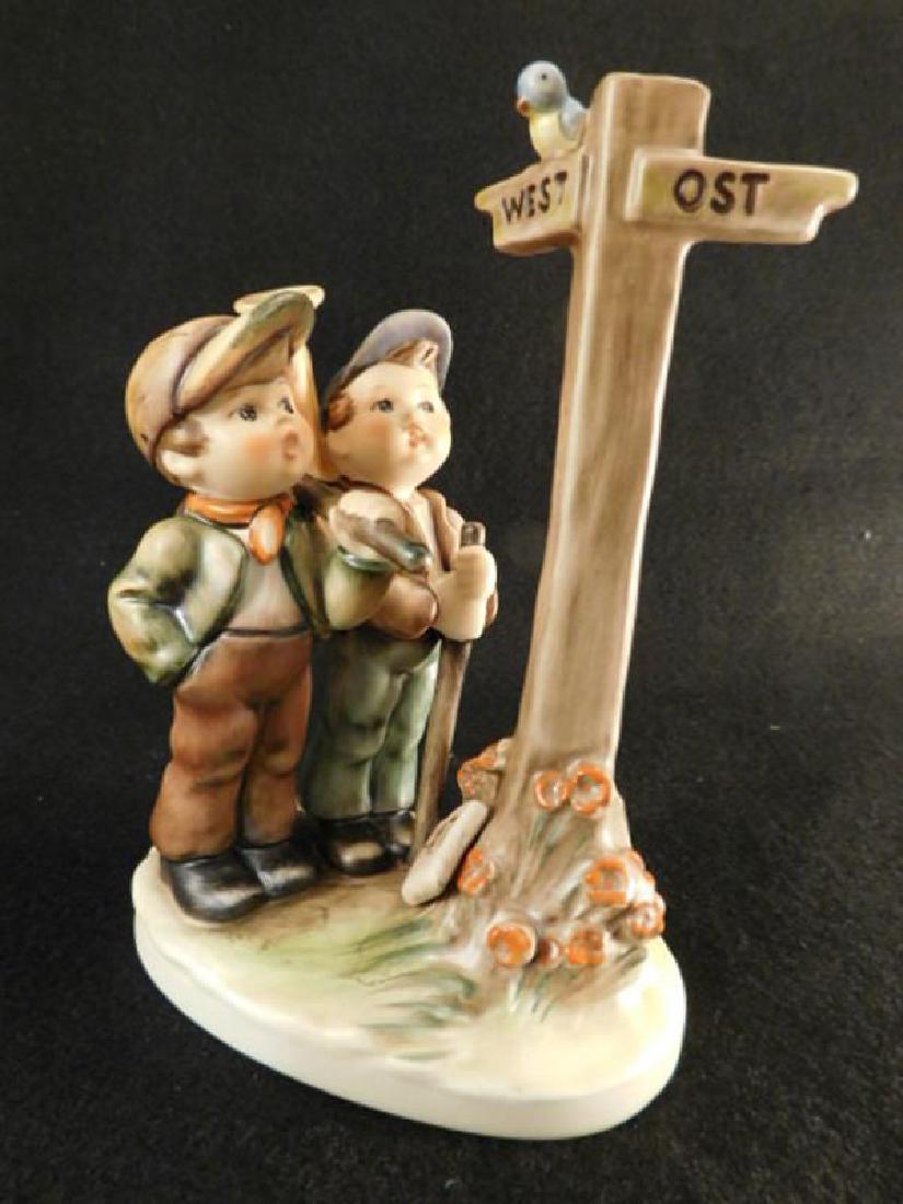 HUMMEL GOEBEL BERTA M.I  FIGURINE CROSSROADS (1 of 4)