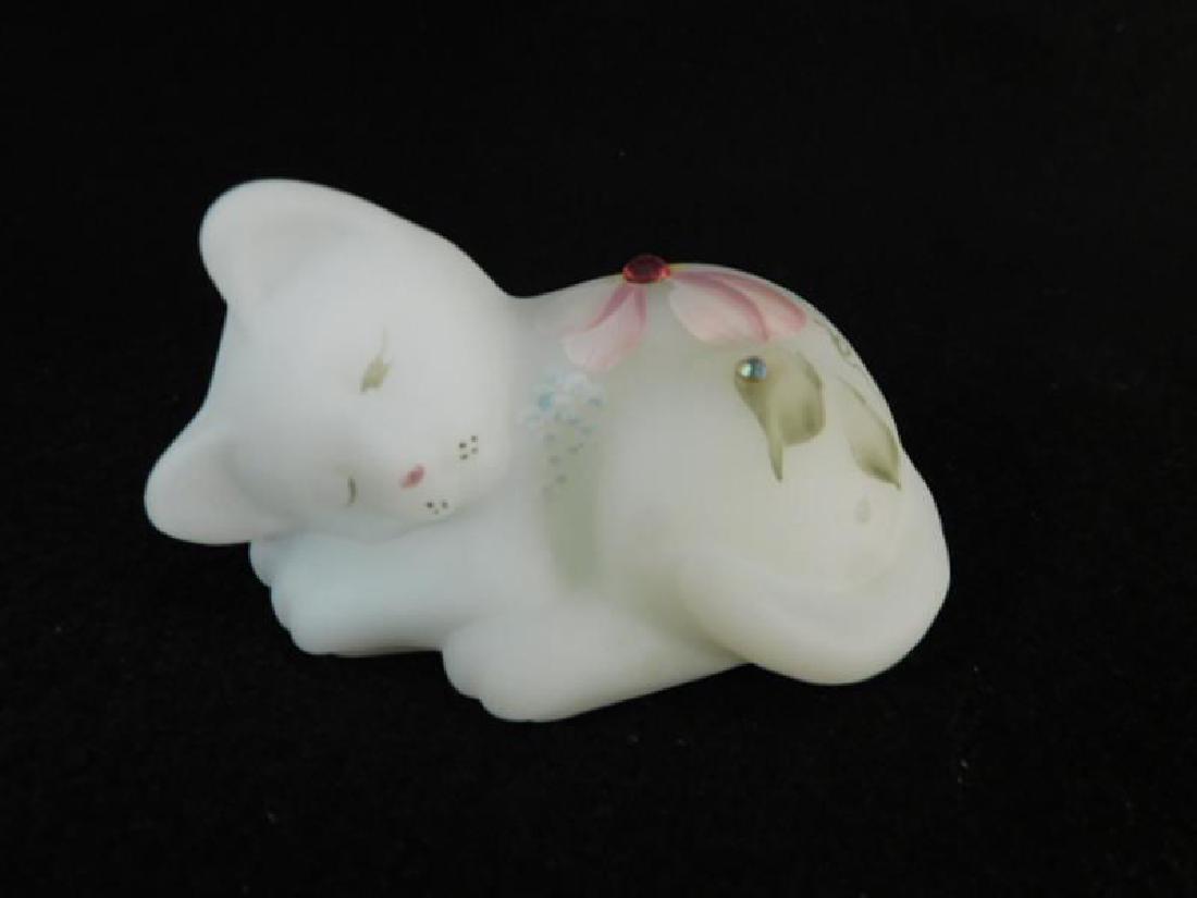 FENTON ART GLASS USA HANDPAINTED CAT WHITE ( YES WE: Thank you for attending HATMAN AUCTIONS! This auctions consists of and ecclectic variety of fantastic quality 1847's Victorian Era Glass, antiques, Advertising, Art, Fenton, Hummel, Disney, Rare Rocks