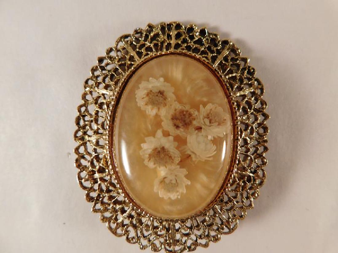 DRIED FLOWER VINTAGE BROOCH (YES, WE SHIP!): Thank you for attending HATMAN AUCTIONS! This auctions consists of several lots of antiques, advertising, ephemera, rare rocks, Fenton, Hummel, Disney and other collectibles. Please see photos for mea