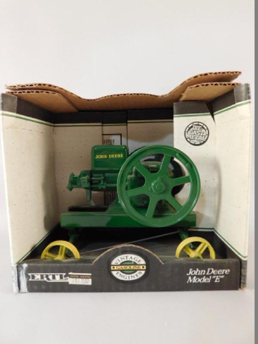 JOHN DEERE MODEL E DIE CAST VINTAGE GASOLINE ENGINES (1 of 5)