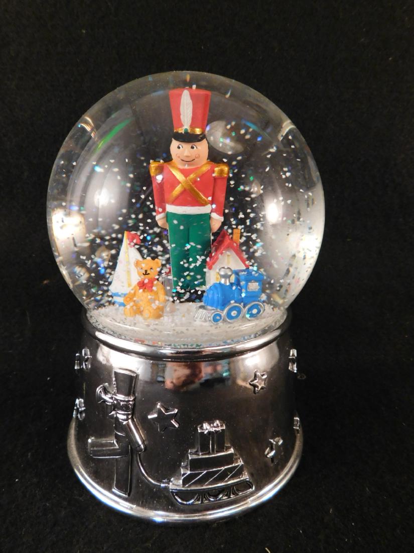 REED AND BARTON TOY SOLIDER MUSICAL WATER GLOBE: REDD AND BARTON TOY SOLIDER MUSICAL WATER GLOBE