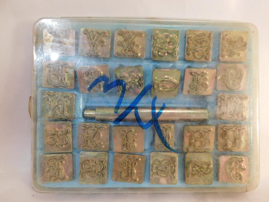 LEATHER WORKING TOOLS STAMPS AND PUNCHES CRAFTOOL BELT (1 of 3)