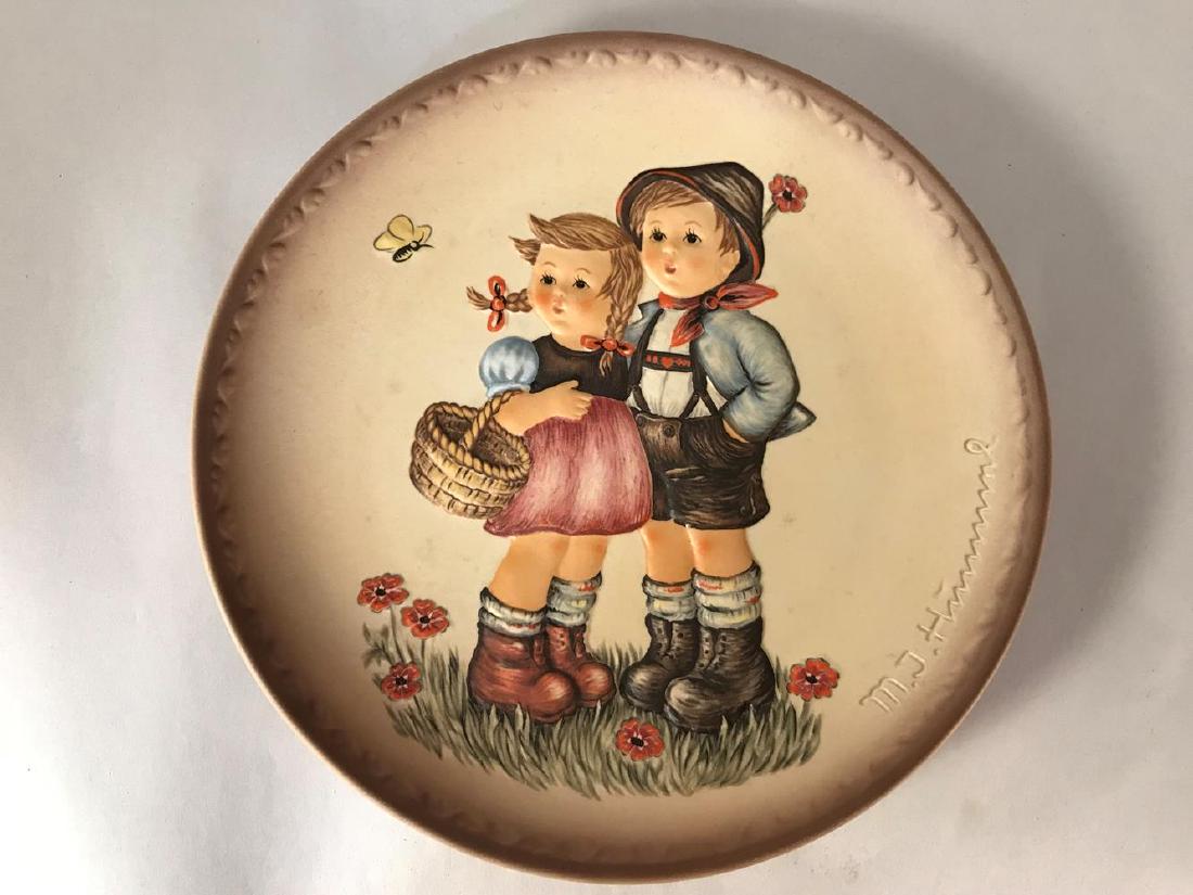 M.J HUMMEL GOEBEL PLATE HANSEL AND GRETEL (1 of 2)