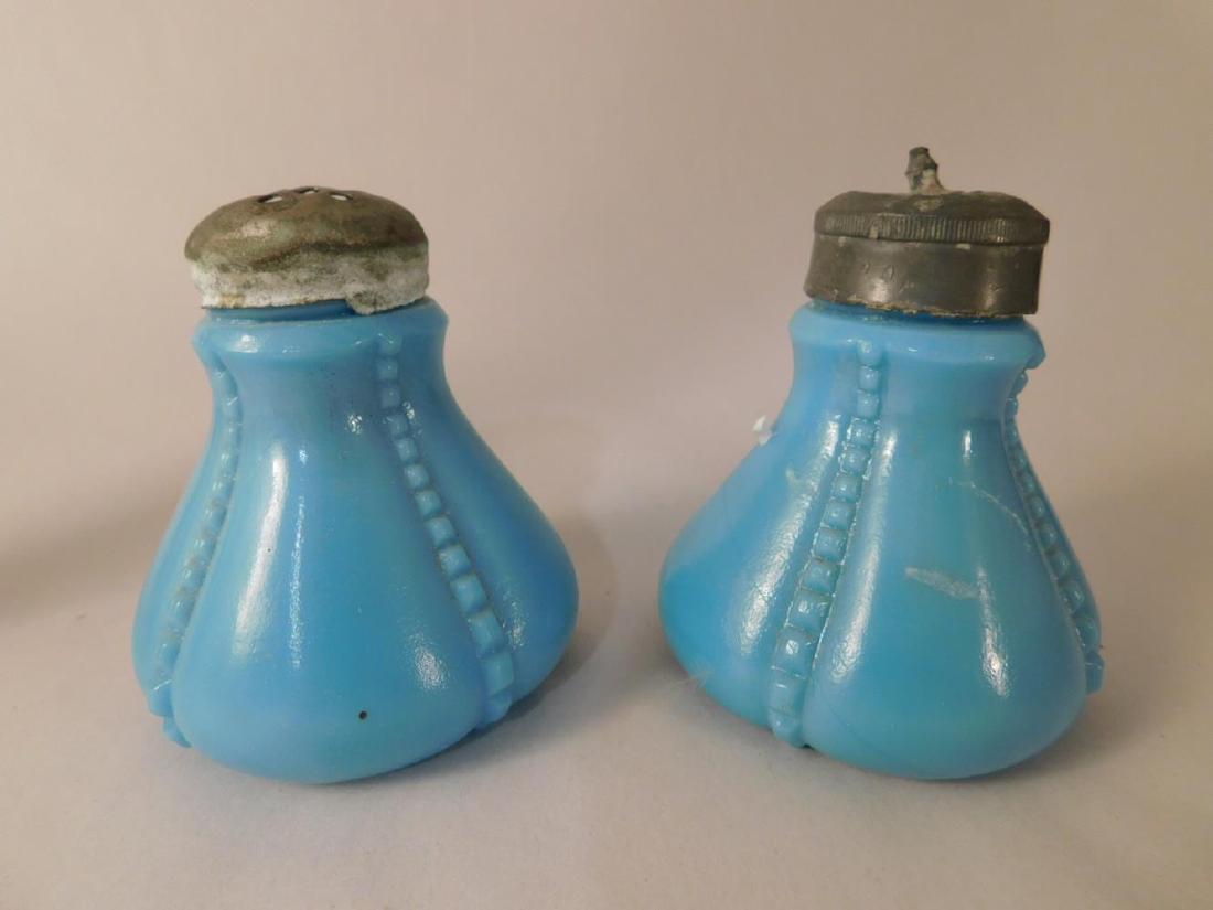 BLUE OPAQUE SALT AND PEPPER SHAKER 1800'S ANTIQUE: BLUE OPAQUE SALT AND PEPPER SHAKER 1800'S ANTIQUE VINTAGE COLLECTIBLE