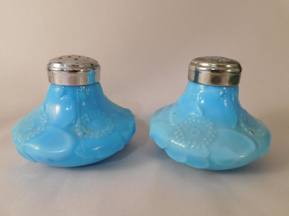 BLUE OPAQUE SALT AND PEPPER SHAKER 1800'S ANTIQUE: BLUE OPAQUE SALT AND PEPPER SHAKER 1800'S ANTIQUE VINTAGE COLLECTIBLE