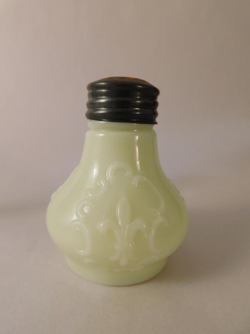CUSTARD GLASS SALT SHAKER 1800'S ANTIQUE VINTAGE: CUSTARD GLASS SALT SHAKER 1800'S ANTIQUE VINTAGE COLLECTIBLE