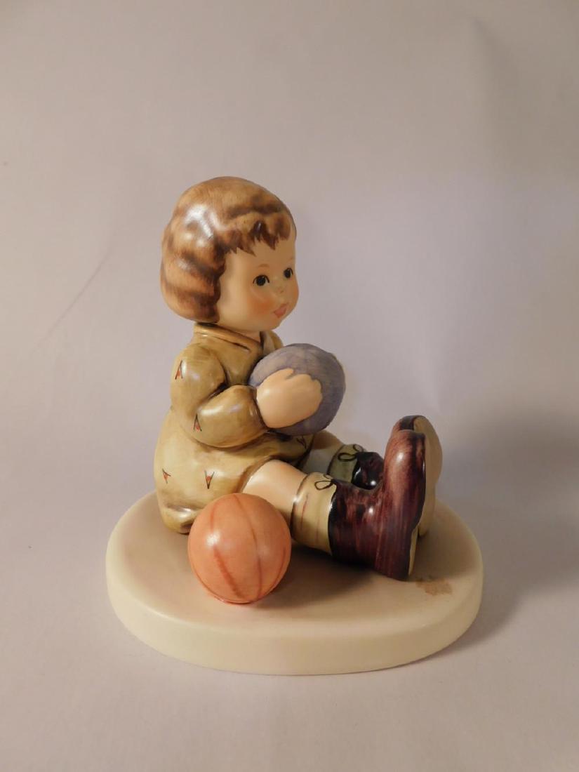 M.I. HUMMEL GOEBEL FIGURINE: M.I. HUMMEL GOEBEL FIGURINE