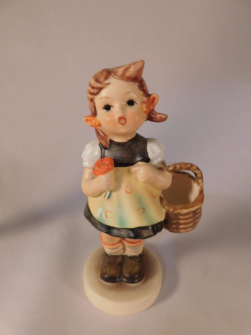 HUMMEL GOEBEL M.I HUMMEL FIGURINE: HUMMEL GOEBEL M.I HUMMEL FIGURINE
