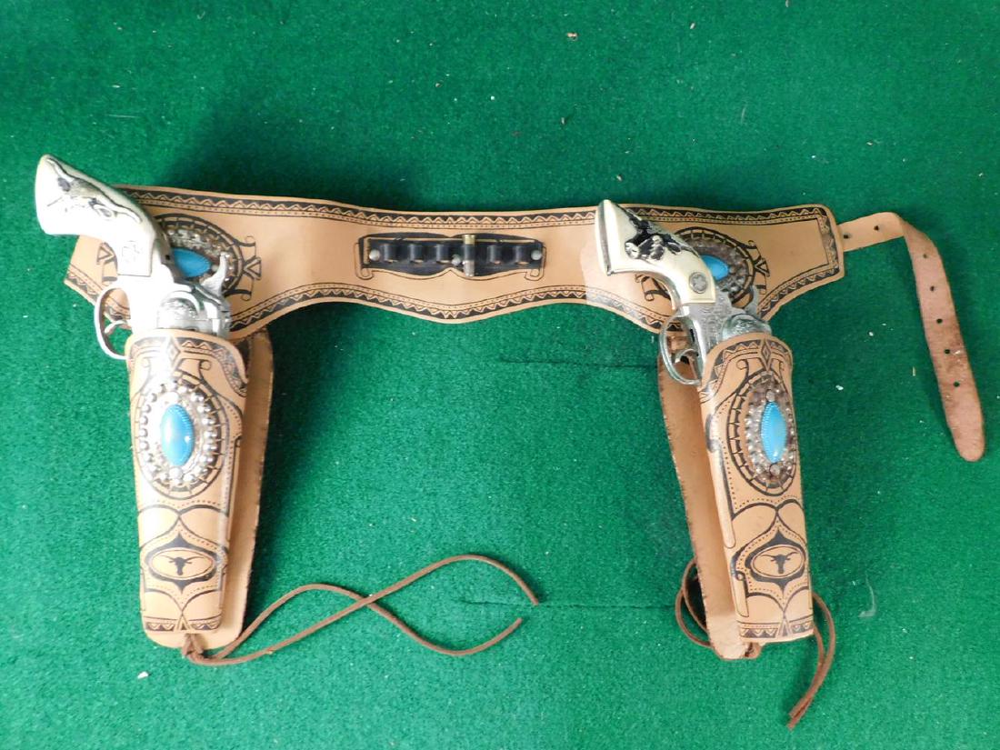 VINTAGE TOY PISTOLS AND HOLSTER ( HOLSTER IN TWO PIECES: VINTAGE TOY PISTOLS AND HOLSTER ( HOLSTER IN TWO PIECES WHERE IT HAS COME APART)