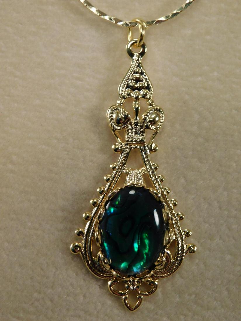 ABALONE SHELL CABOCHON PENDANT WITH CHAIN: ABALONE SHELL CABOCHON PENDANT WITH CHAIN